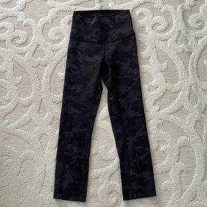 Cropped Lululemon Leggings in Black Camo